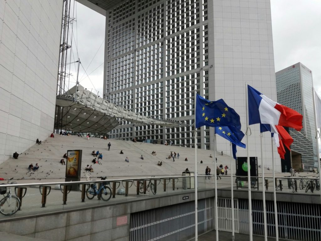 Cette photo a été prise à la Défense, à Paris, un hub important en raison de son rôle central dans l'économie et les affaires, regroupant de nombreuses entreprises internationales, sièges sociaux, et services financiers. Avec ses infrastructures de transport (RER, métro, tramway) et son accessibilité, elle est un point de convergence pour les professionnels et les activités économiques en Europe.